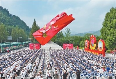 井冈山红旗广场上举行念念政本质当作。　　黄旭斌摄
